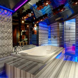 W hotel room with hottub